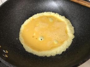 热锅下油，鸡蛋液倒入锅中