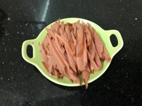火腿肠也切丝备用（忽略刀功哈哈）