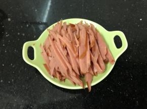 火腿肠也切丝备用（忽略刀功哈哈）