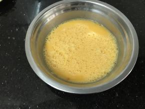 鸡蛋里加入几滴料酒，少许胡椒粉，打散备用