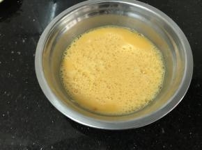 鸡蛋里加入几滴料酒，少许胡椒粉，打散备用