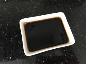 小碗里加入半匙盐，2勺酱油，少许糖搅拌均匀备用