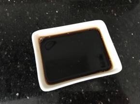 小碗里加入半匙盐，2勺酱油，少许糖搅拌均匀备用