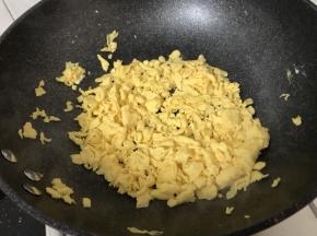 开始凝固时，筷子打圈炒成蛋花后盛出备用