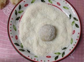 放入椰丝中滚一圈使表面沾满椰丝
