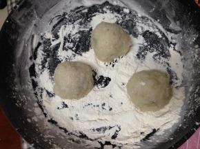 不喜欢椰丝的可以在熟糯米粉中滚一圈也可