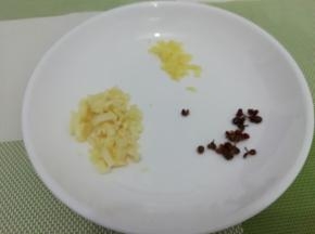 将蒜姜切成小粒