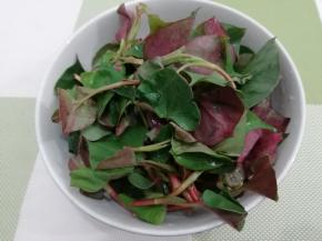 洗干净沥干水份，装入碗中