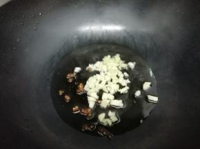 炒锅里加入适量的油烧热后，下入花椒，蒜姜粒炒香，然后将花椒粒取出来