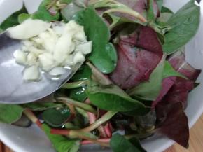 把炒香的蒜姜粒放入碗中