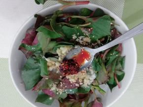 在加入辣椒油和香油搅拌均匀