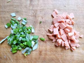 香葱和火腿切小块