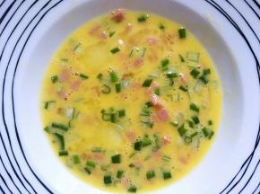鸡蛋一个打在盘子里，加入葱花和火腿搅拌均匀