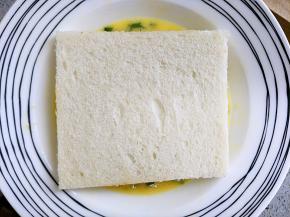 土司两面沾上蛋液