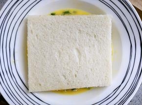 土司两面沾上蛋液