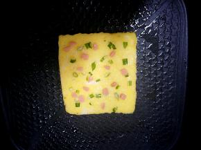 放在平底锅里，小火煎，不要太硬