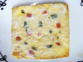 土司煎好以后，抹一层沙拉酱