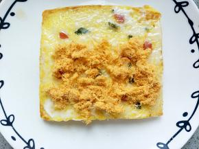 在三分之二的地方放上肉松