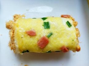 两端也抹上沙拉酱，沾上肉松