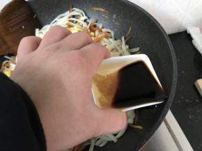 沿锅边绕一圈加入酱油，炒几下均匀上色