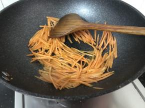 锅中再添少许油，萝卜丝下锅炒至变软