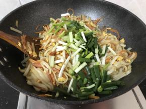 最后加入葱段，拌匀就可以出锅咯