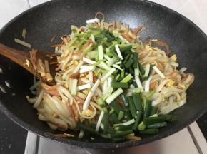 最后加入葱段，拌匀就可以出锅咯