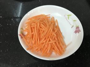 红萝卜切小丝备用（我用擦丝器的）