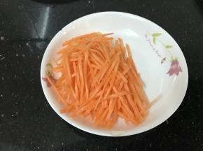 红萝卜切小丝备用（我用擦丝器的）