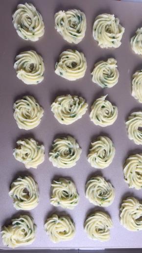 在烤盘挤出跟曲奇一样的花型