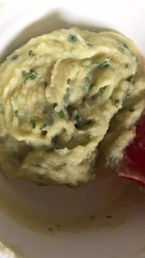 用刮刀碾压式混合至均匀，将8齿裱花嘴放入裱花袋，套在杯子上用刮刀装进裱花袋