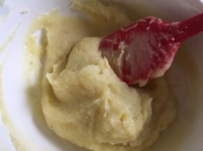 用刮刀充分混合均匀，一定要充分混合不然容易出现水油分离