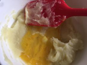 加入鸡蛋液和盐