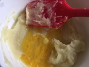 加入鸡蛋液和盐