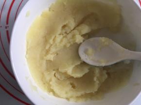 趁热用勺子压成泥