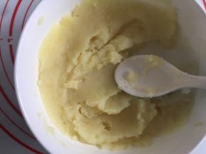 趁热用勺子压成泥