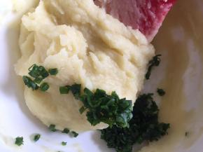 加入香葱，香葱一定要切碎不然影响裱花嘴挤出的花型