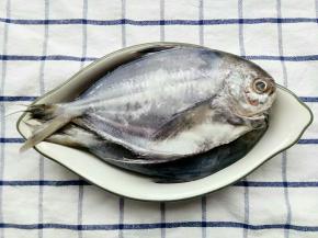 准备好洗干净的两条鱼