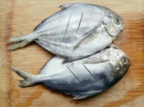 鱼翻过来也划两刀，将两条鱼都划好