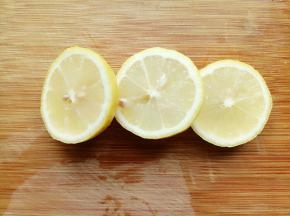 洗好的柠檬切片