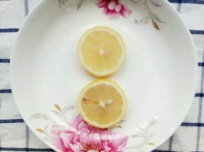 放两片柠檬在盘底