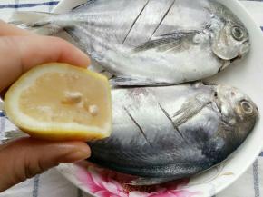 再取另一片柠檬把汁挤进鱼里面