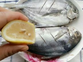 再取另一片柠檬把汁挤进鱼里面