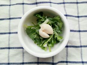 煎鱼的时候把蒜头去皮香菜切小