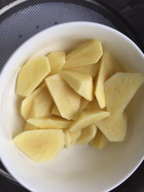 土豆切成块放入锅中蒸熟至烂