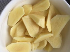 土豆切成块放入锅中蒸熟至烂