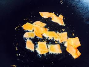 当姜油温度3或者4成热时，放入胡萝卜，胡萝卜断生即可。