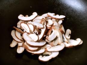 放入香菇。
