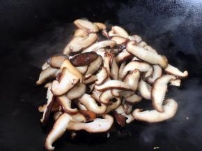 将香菇的水分煸炒出去，盛出备用。