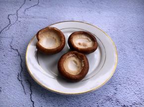 将香菇洗干净，去掉根蒂。